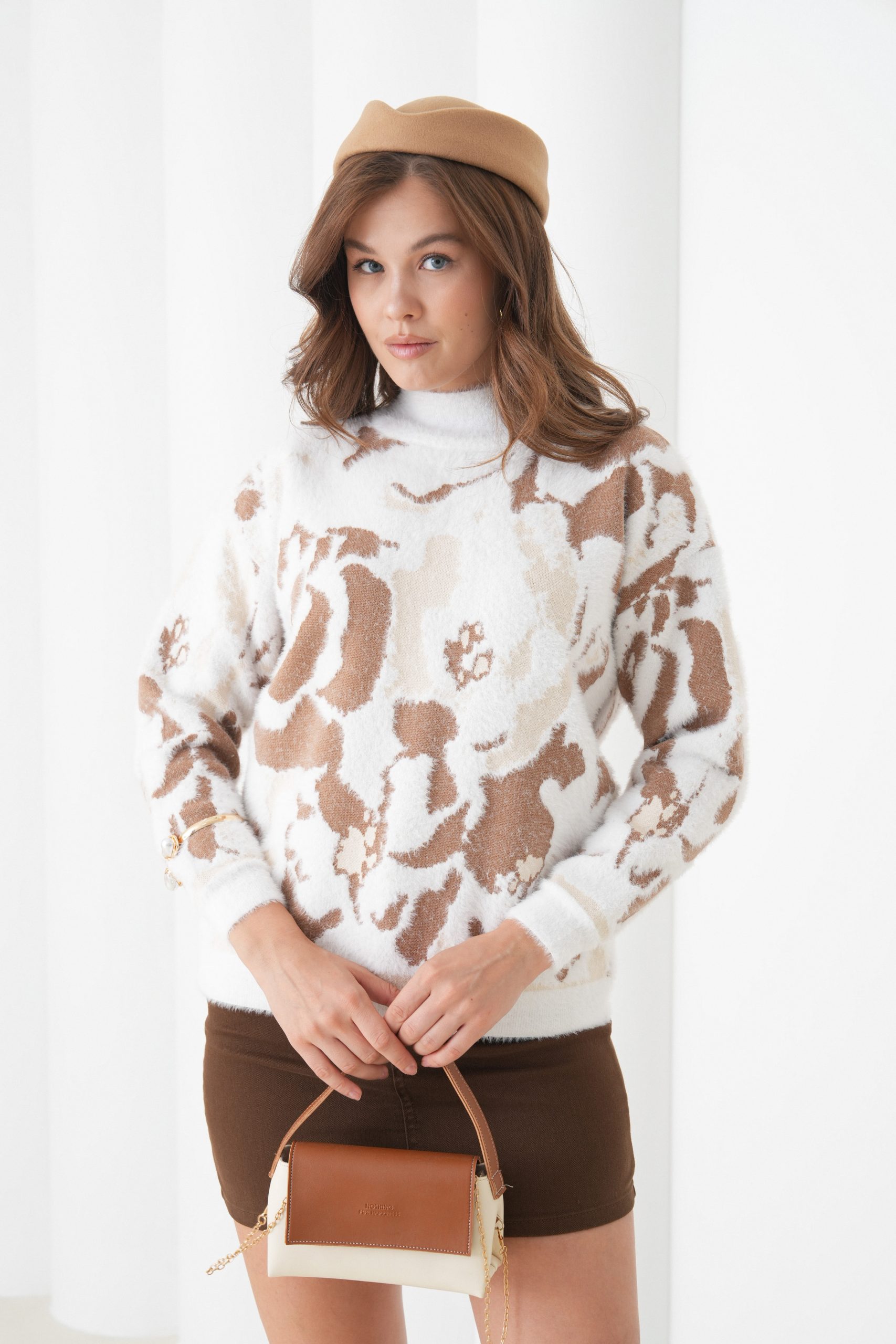 Soğuk havalarda hem konfor hem de tarz arayan kadınlar için özel olarak tasarlanan Idole Woman kazak koleksiyonu, yumuşak dokusu ve modern detaylarıyla öne çıkıyor. Günlük kombinlerden ofis stiline kadar her ortama uyum sağlayan kazak modellerimiz, sade zarafeti ve feminen çizgileriyle fark yaratıyor. Yeni sezon renkleriyle dolabınıza sıcaklık katın, şıklığınızdan ödün vermeden konforun tadını çıkarın.