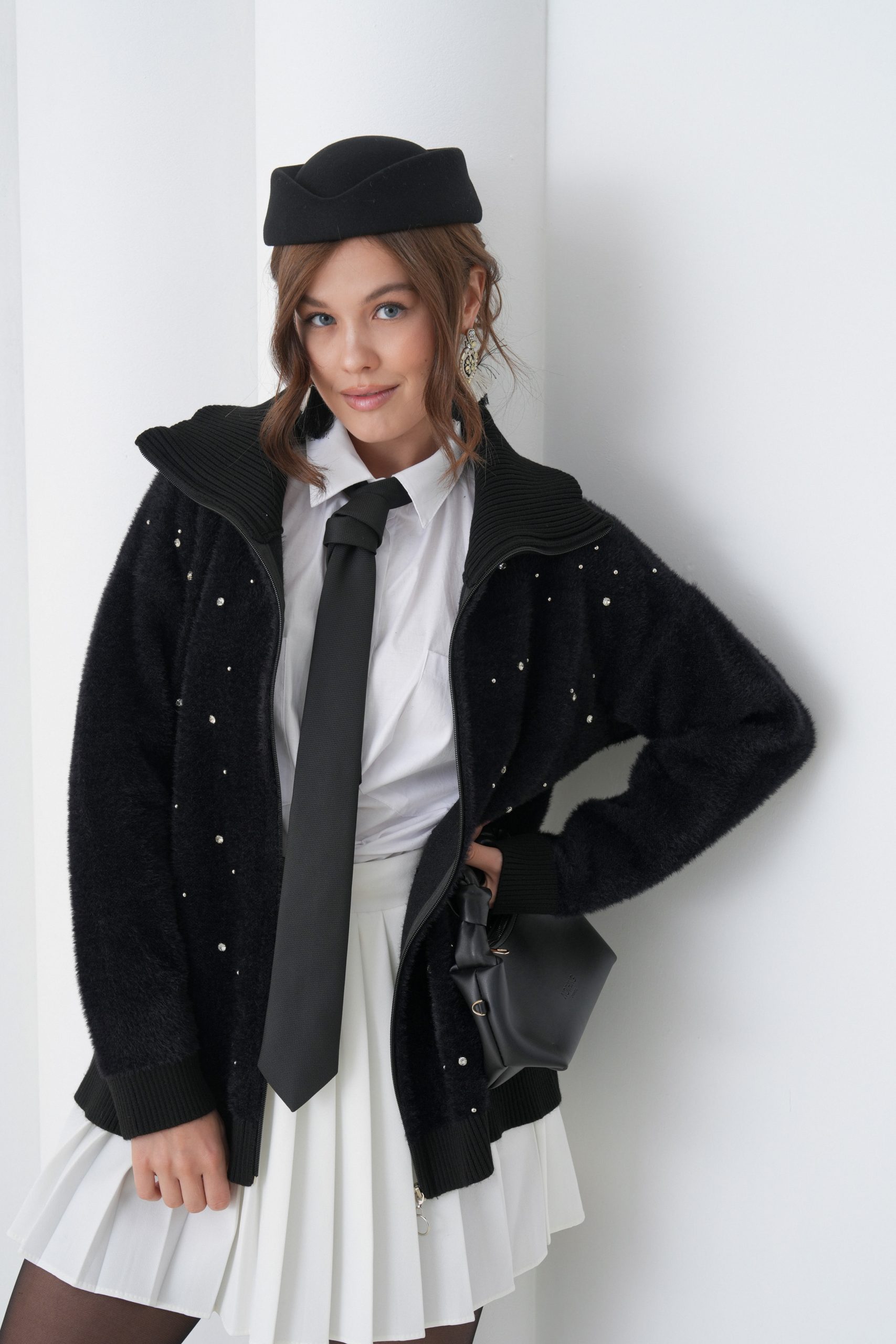 Her mevsimde stilinizi tamamlayacak zarif ve yumuşak dokulu hırkalar Idole Woman farkıyla sizlerle. Günlük kullanımda rahatlık, özel günlerde şıklık sunan triko ve örgü hırka modellerimizi keşfedin. Yeni sezonun en trend kadın hırka modelleriyle gardırobunuzu yenileyin.