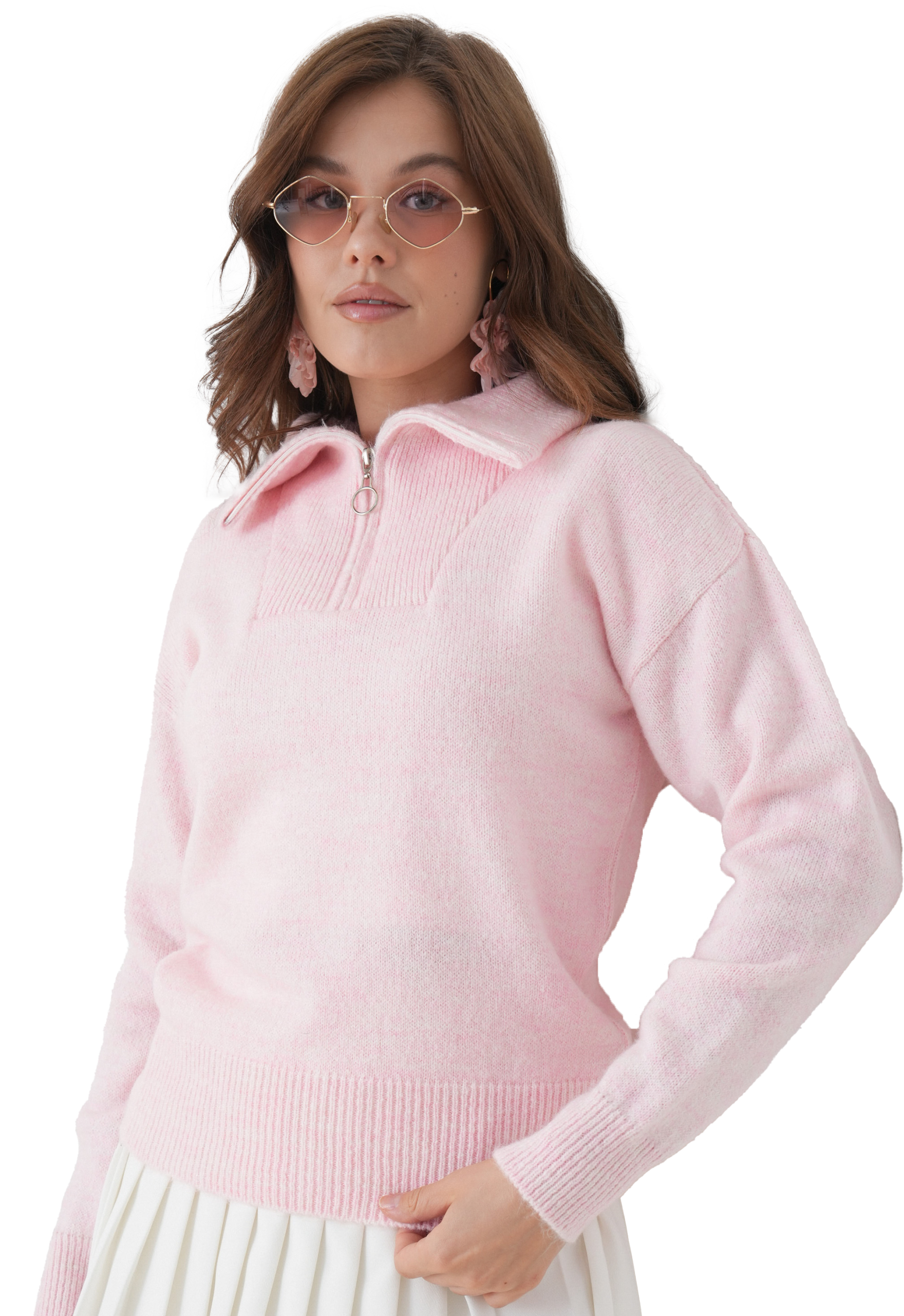 Idole Woman pastel pembe fermuarlı yaka triko kazak ile zarif ve modern bir stil yakalayın. Yumuşak dokusu, rahat kalıbı ve feminen duruşuyla günlük şıklığı tamamlayan bu kazak, eteklerle mükemmel uyum sağlar. 2025 modasına uygun, sade ama dikkat çekici bir görünüm için ideal.