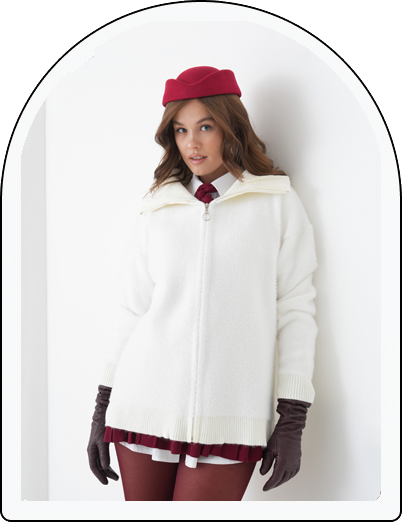 Idole Woman’ın beyaz fermuarlı triko hırkasıyla sade şıklığı ve konforu bir araya getirin. Yumuşak dokusu, geniş yakası ve modern kesimiyle hem günlük kombinlerde hem de şehir stilinde fark yaratır. Bordo tonlarıyla tamamlanan görünümüyle zarif, özgüvenli ve sıcak bir stil sunar. Her detayında Idole Woman kalitesi ve feminen dokunuşu hissedin.